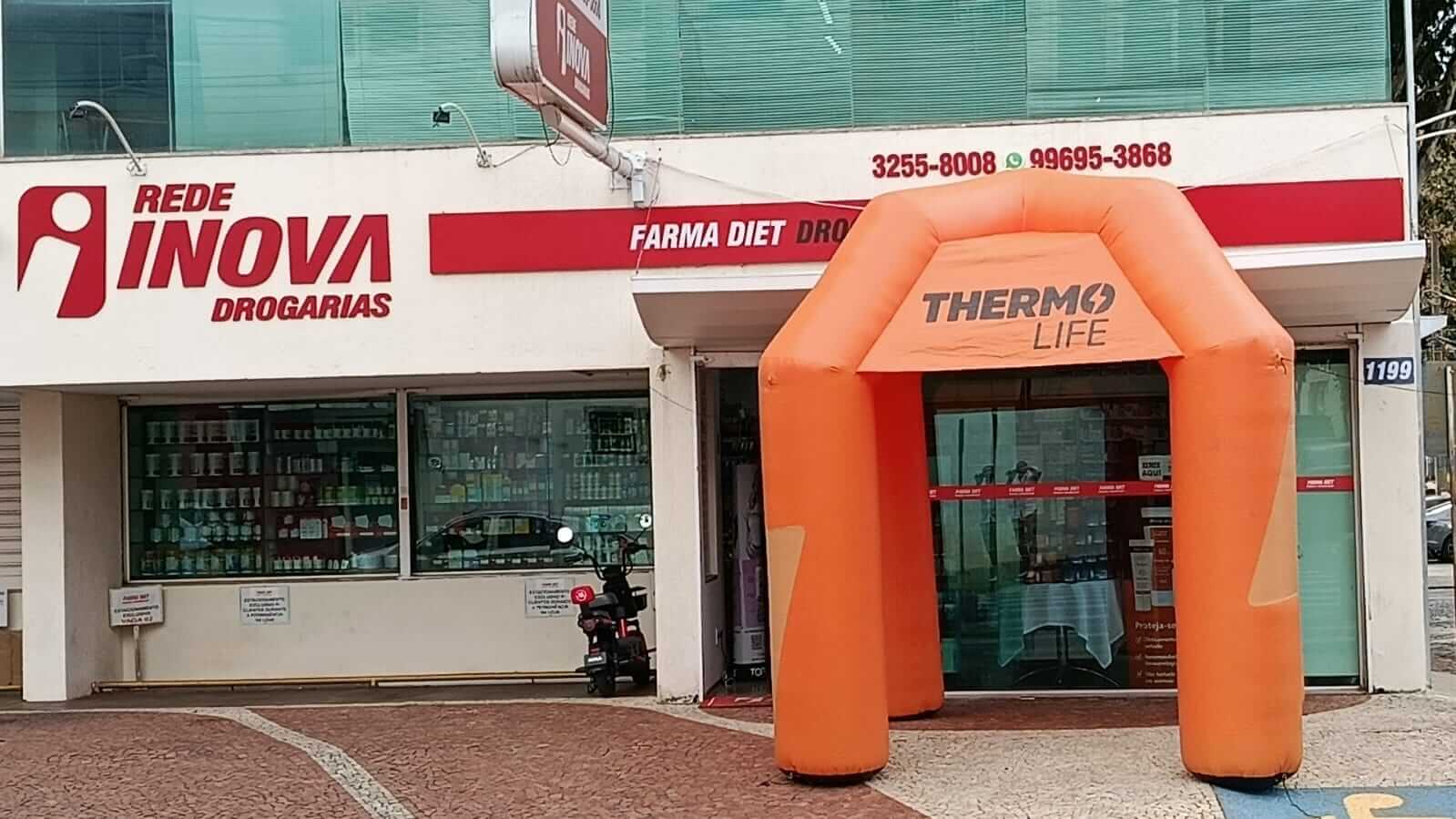 Fachada da Drogaria Farma Diet no Centro de Uberlândia, localizada na Avenida João Pinheiro, com rampa de acessibilidade e placas indicativas